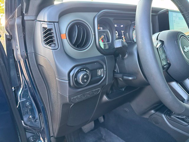 Used 2025 Jeep Gladiator Mojave w/ Safety Group AWD/4WD image 15