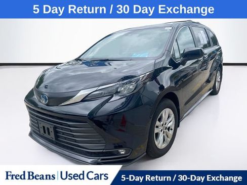 Used 2025 Toyota Sienna XLE w/ XLE Plus Package AWD/4WD image 3