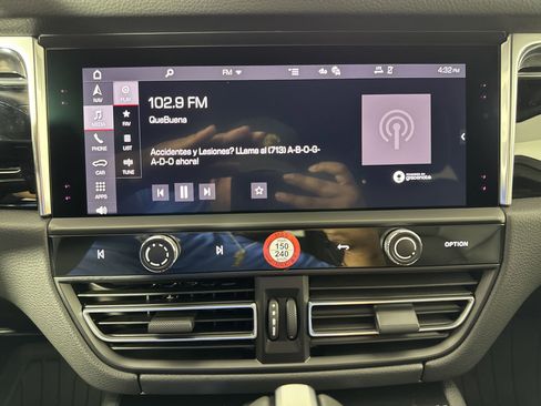 Certified 2025 Porsche Macan image 18