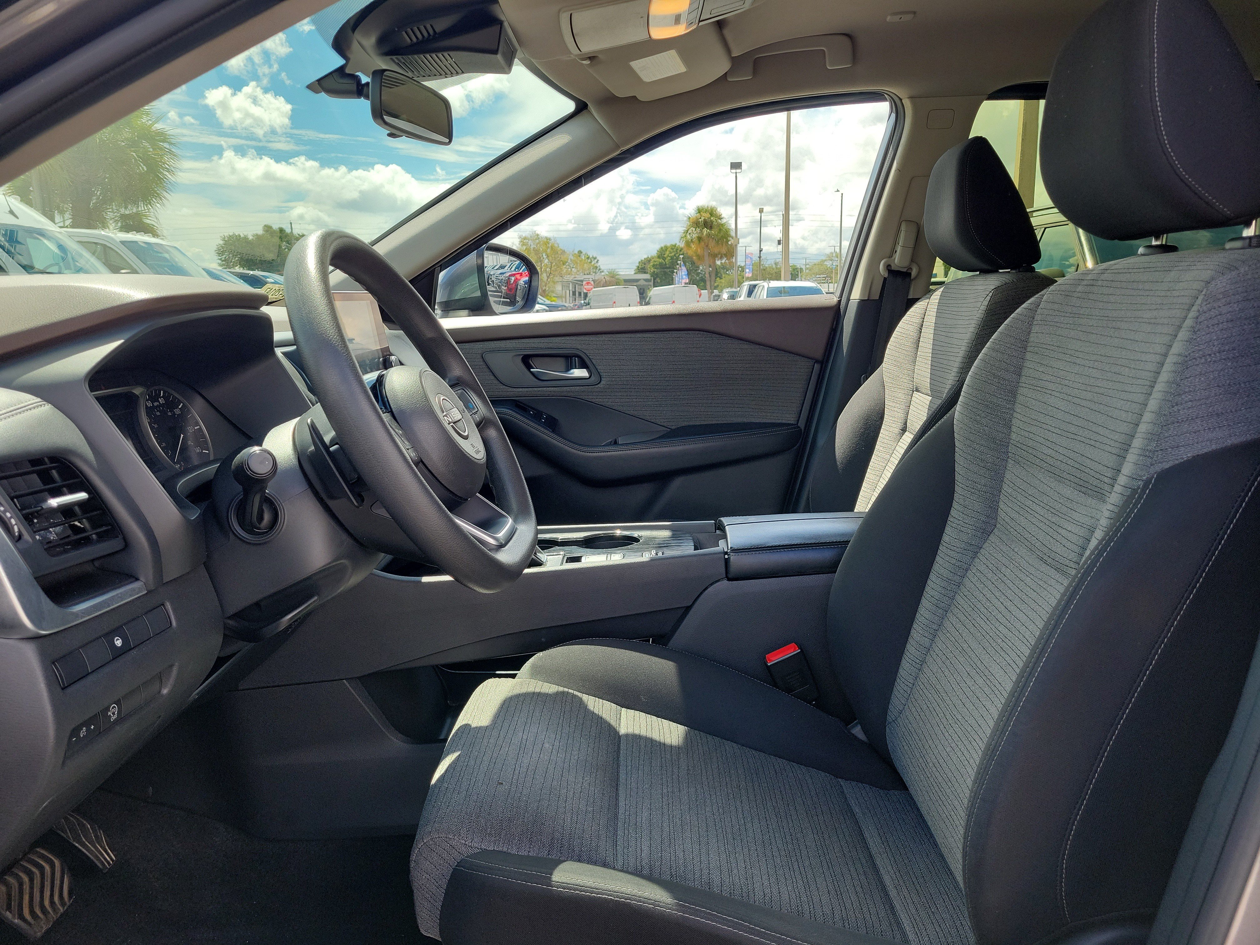 Used 2023 Nissan Rogue SV FWD image 14
