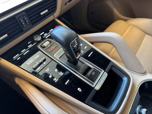 Used 2019 Porsche Cayenne AWD/4WD image 19