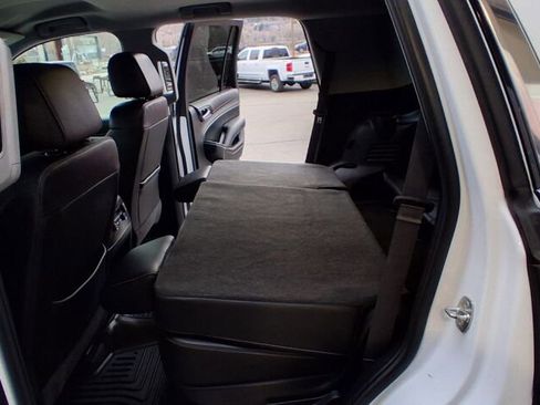 Used 2017 GMC Yukon SLT image 29