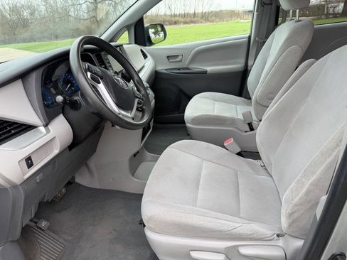 Used 2020 Toyota Sienna L FWD image 14