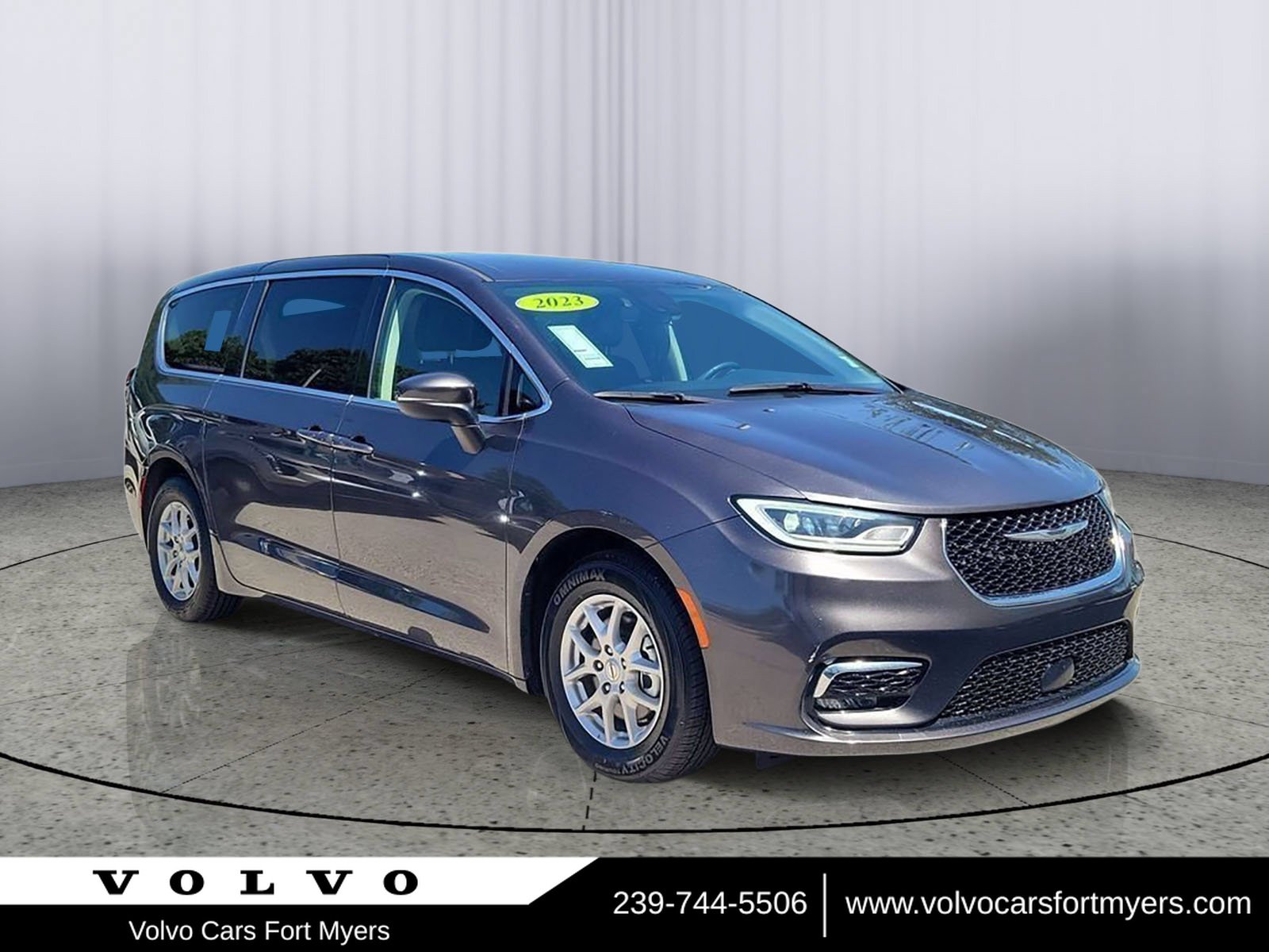 Used 2023 Chrysler Pacifica Touring-L FWD image 1