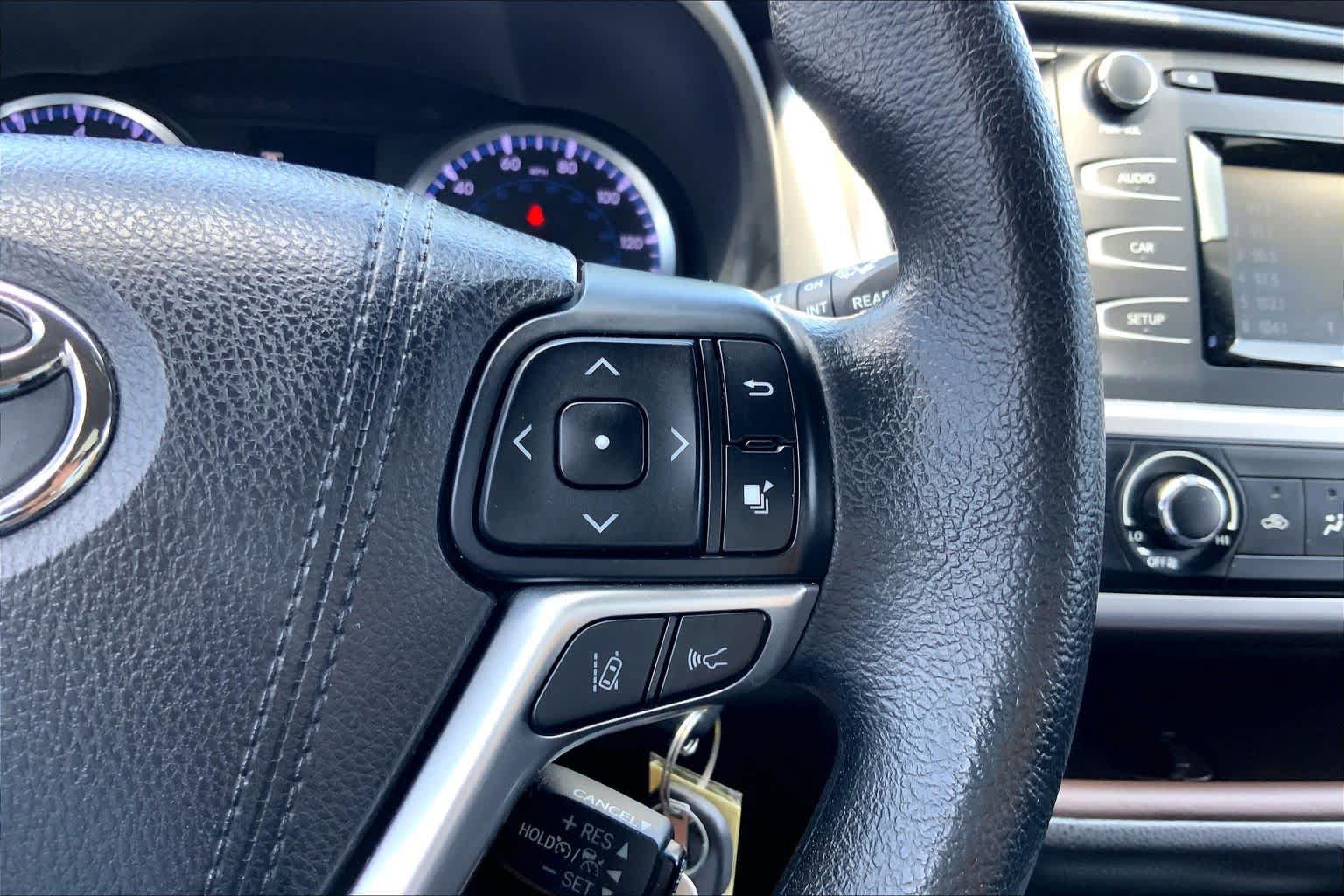 Used 2017 Toyota Highlander LE FWD image 23