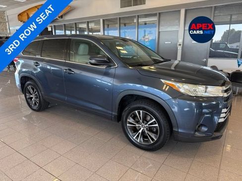 Used 2017 Toyota Highlander LE w/ Carpet Mat Package FWD image 1