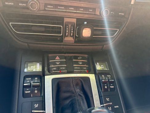 Used 2020 Porsche Macan AWD/4WD image 22