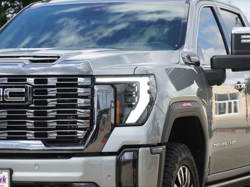 Used 2024 GMC Sierra 2500 Denali Ultimate AWD/4WD image 4