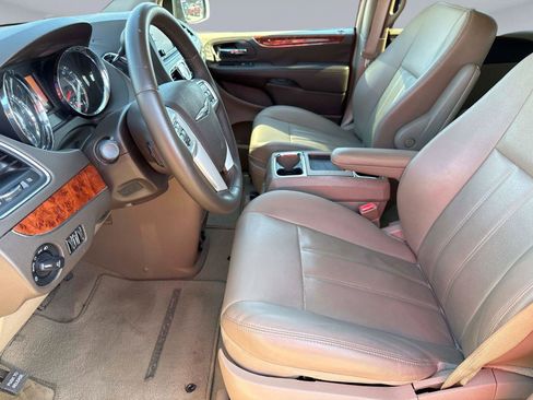 Used 2016 Chrysler Town & Country Touring image 21