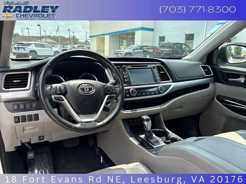 Used 2018 Toyota Highlander XLE AWD/4WD image 15