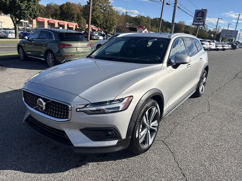 Certified 2025 Volvo V60 B5 Cross Country Plus image 3