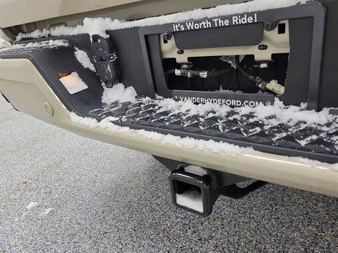 Used 2024 GMC Canyon AT4 w/ AT4 Premium Package image 9