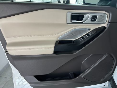 Used 2020 Ford Explorer Platinum w/ Premium Technology Package AWD/4WD image 8