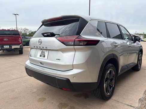 Used 2025 Nissan Rogue SV AWD/4WD image 8