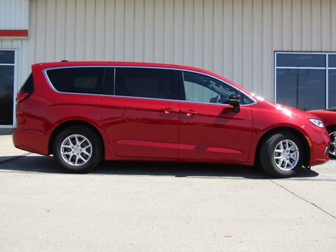 Used 2025 Chrysler Pacifica Select FWD image 2
