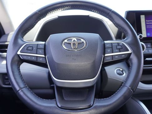 Used 2023 Toyota Highlander XLE FWD image 22