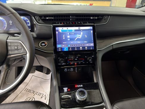 Used 2024 Jeep Grand Cherokee L Limited image 7