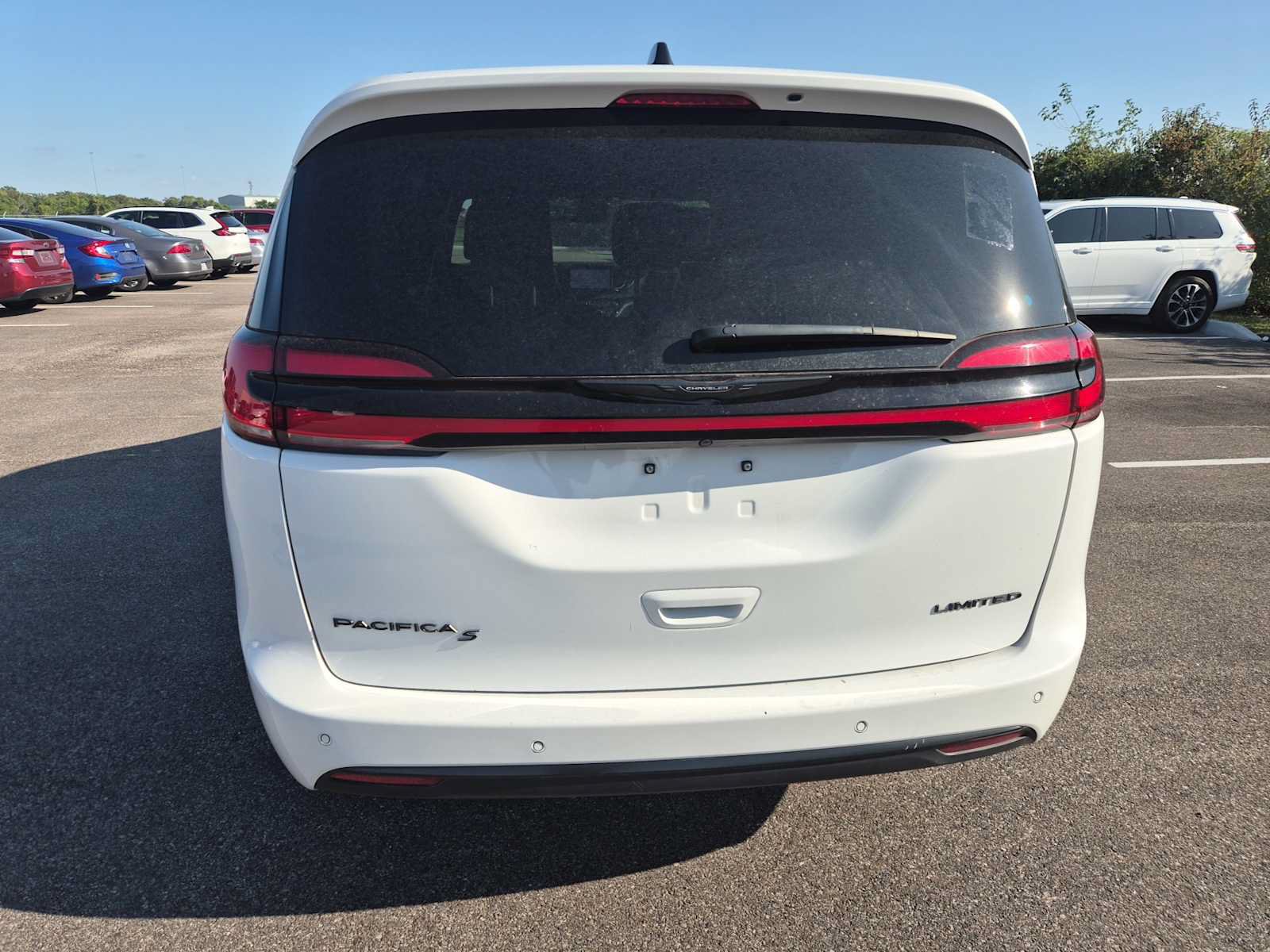 Used 2025 Chrysler Pacifica Limited FWD image 6