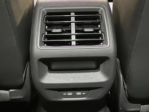 Used 2025 Volkswagen Tiguan SE AWD/4WD image 10