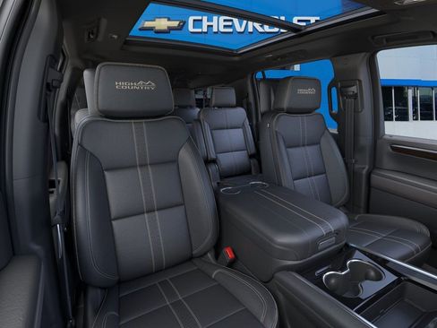 New 2025 Chevrolet Suburban High Country AWD/4WD image 16