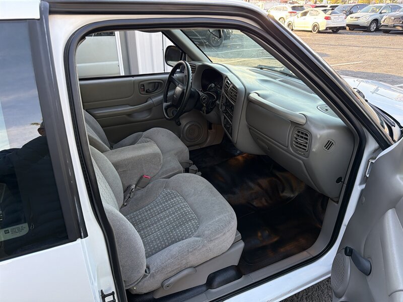 Used 2002 Chevrolet S10 Pickup 2WD Extended Cab image 20