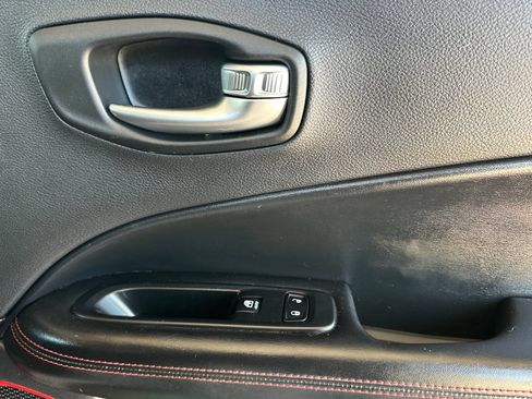 Used 2019 Jeep Compass Trailhawk w/ Leather Interior Group AWD/4WD image 18