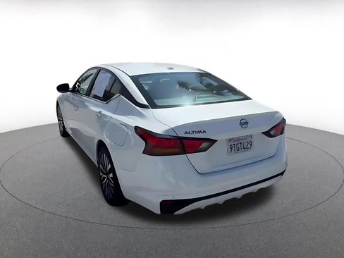 Used 2025 Nissan Altima 2.5 SV FWD image 10