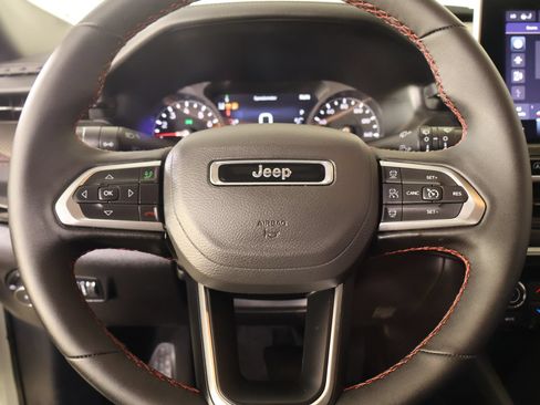 Used 2025 Jeep Compass Trailhawk w/ Trailhawk Convenience Group AWD/4WD image 3