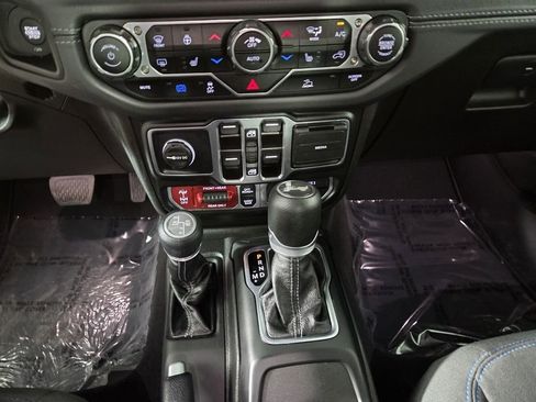 Certified 2025 Jeep Wrangler Unlimited Rubicon 4xe w/ Convenience Group image 23