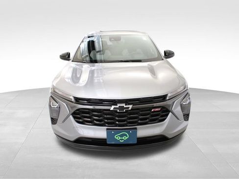 Used 2024 Chevrolet Trax RS w/ Sunroof Package FWD image 3