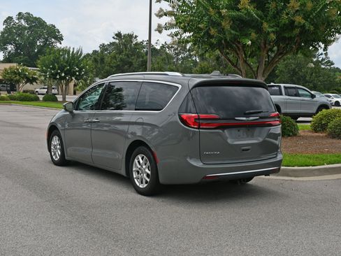 Used 2021 Chrysler Pacifica Touring-L FWD image 3