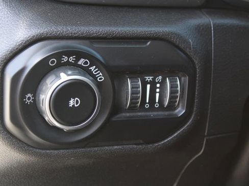Used 2019 Jeep Wrangler Unlimited Sahara AWD/4WD image 12