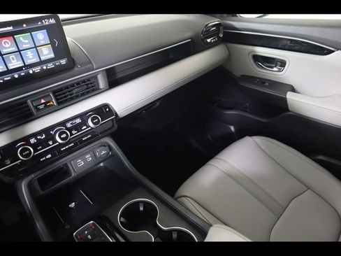 Used 2023 Honda Pilot Touring image 17