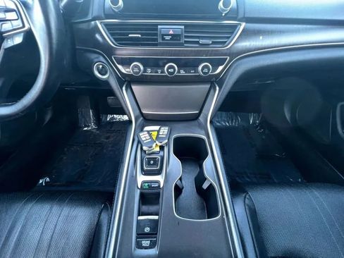 Used 2018 Honda Accord Touring image 12