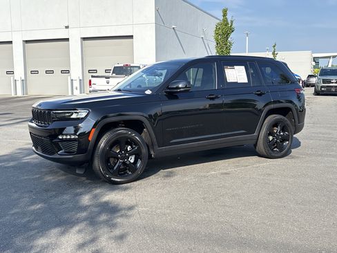 Certified 2023 Jeep Grand Cherokee Limited w/ Black Appearance Package AWD/4WD image 5
