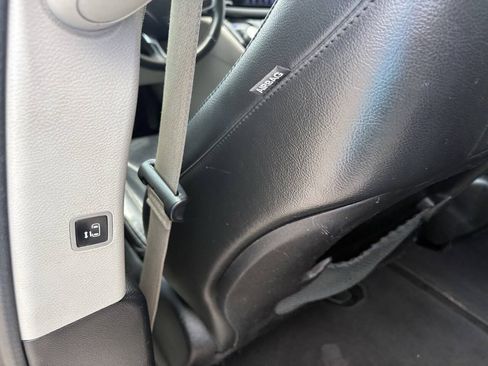 Used 2017 Chrysler Pacifica Touring-L FWD image 18