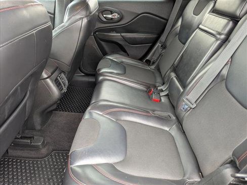 Used 2017 Jeep Cherokee Trailhawk AWD/4WD image 18