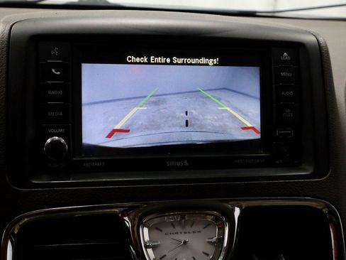 Used 2013 Chrysler Town & Country Touring-L image 2