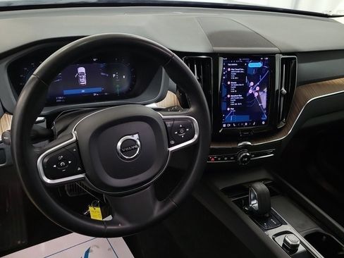 Used 2022 Volvo XC60 B5 Momentum image 4