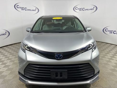Used 2023 Toyota Sienna LE image 2