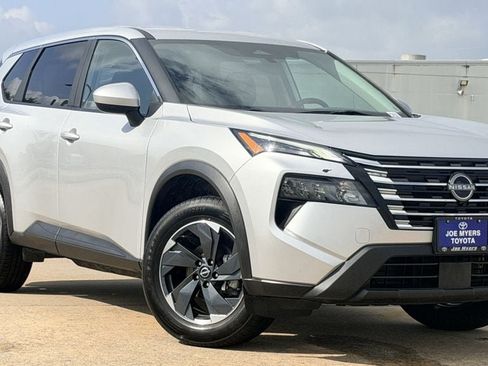 Used 2024 Nissan Rogue SV AWD/4WD image 2