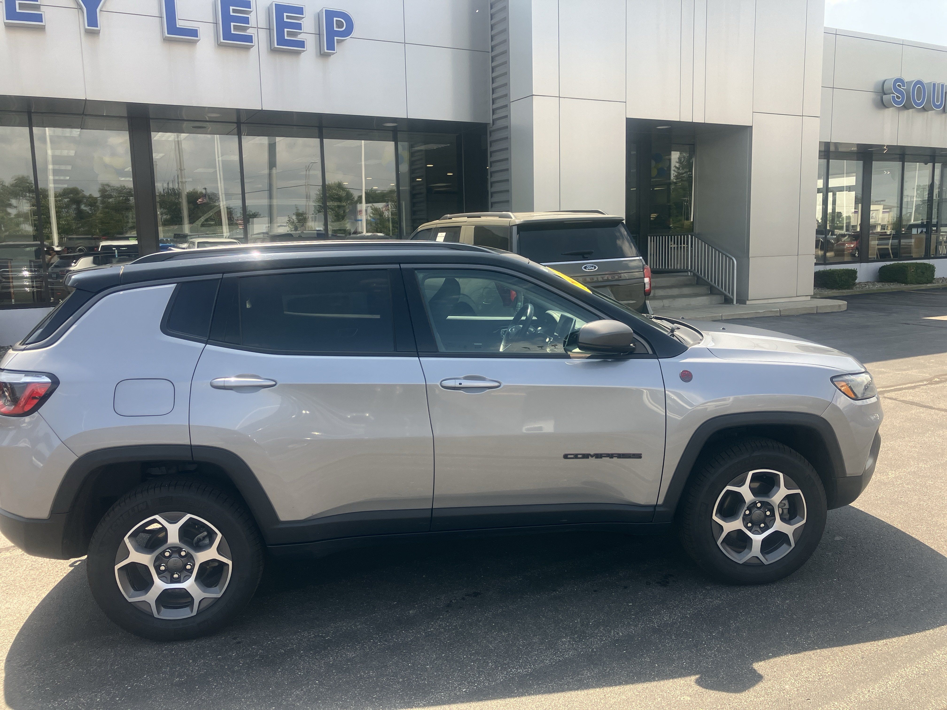 Used 2022 Jeep Compass Trailhawk w/ Trailhawk Convenience Group AWD/4WD image 8