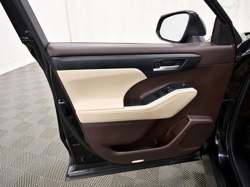 Used 2020 Toyota Highlander XLE image 13