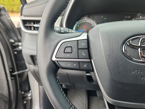 Certified 2025 Toyota Highlander XLE image 16