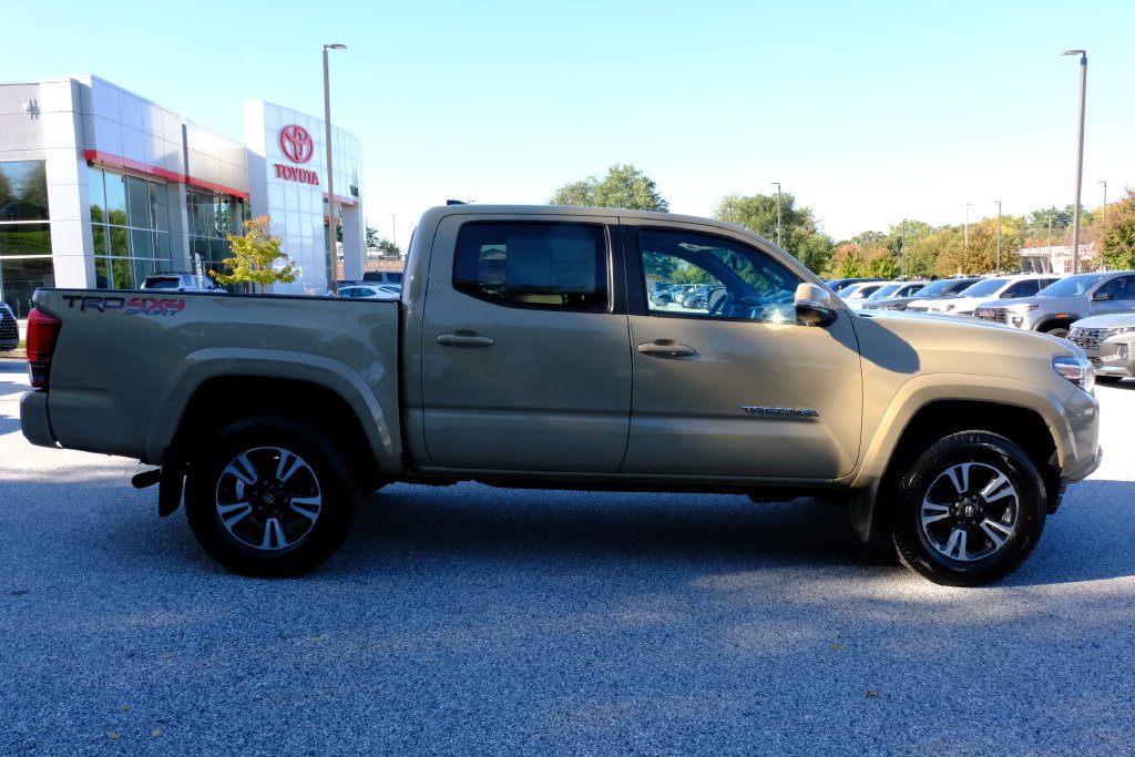 Used 2016 Toyota Tacoma TRD Sport w/ Premium & Technology Package AWD/4WD image 2