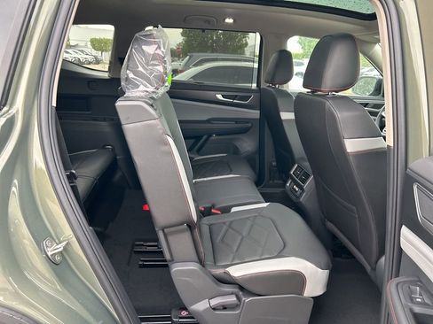 Used 2025 Volkswagen Atlas Peak Edition SE image 39