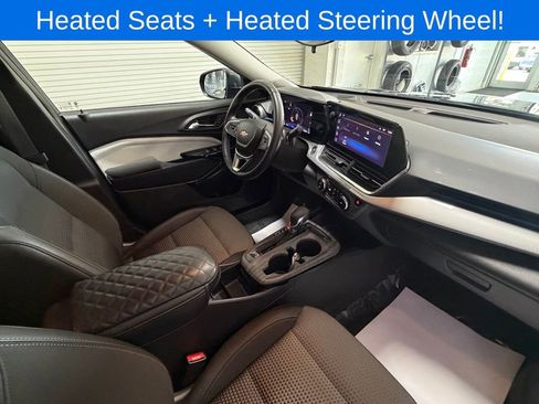 Used 2025 Chevrolet Trax LT w/ LT Convenience Package FWD image 26