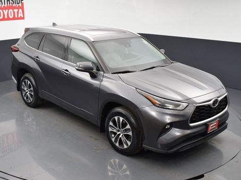 Used 2022 Toyota Highlander XLE image 26