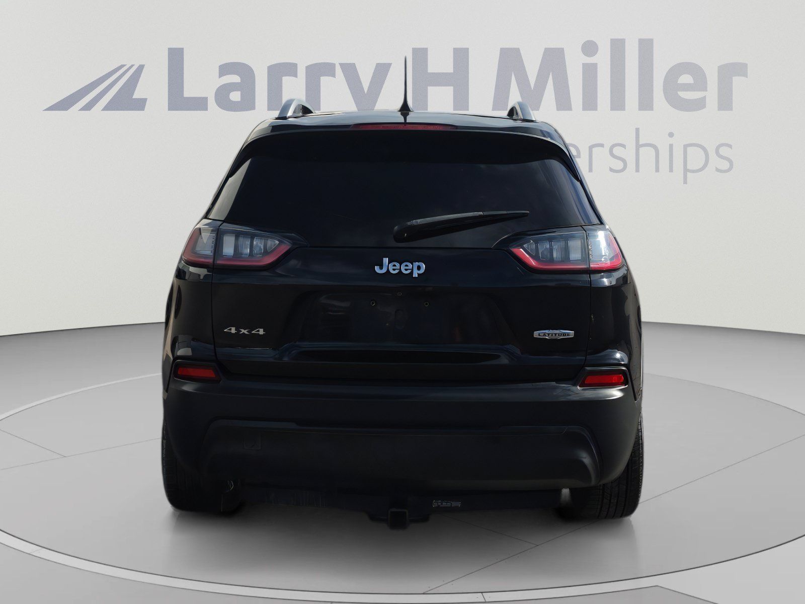 Used 2019 Jeep Cherokee Latitude w/ Cold Weather Group AWD/4WD image 4