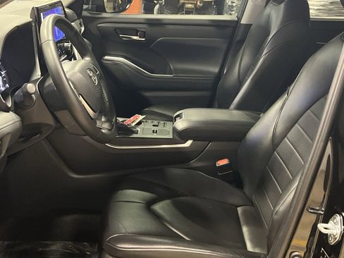 Used 2023 Toyota Highlander XLE image 13